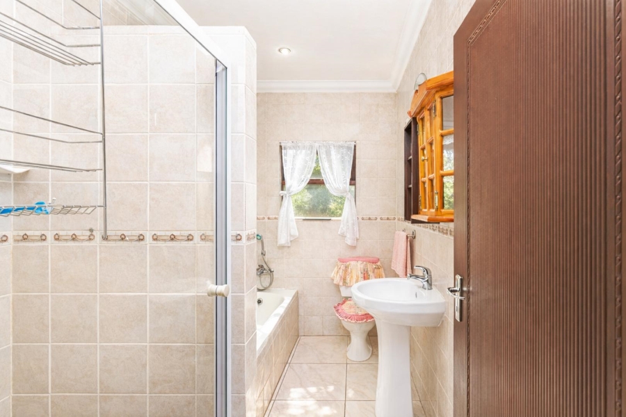 To Let 5 Bedroom Property for Rent in Melodie North West